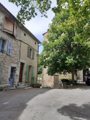 F2 de caractère dans un hameau typique provençal